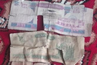 The Complains of Kunduz Civil Services Officers from Paying their Salaries with Rusty Money