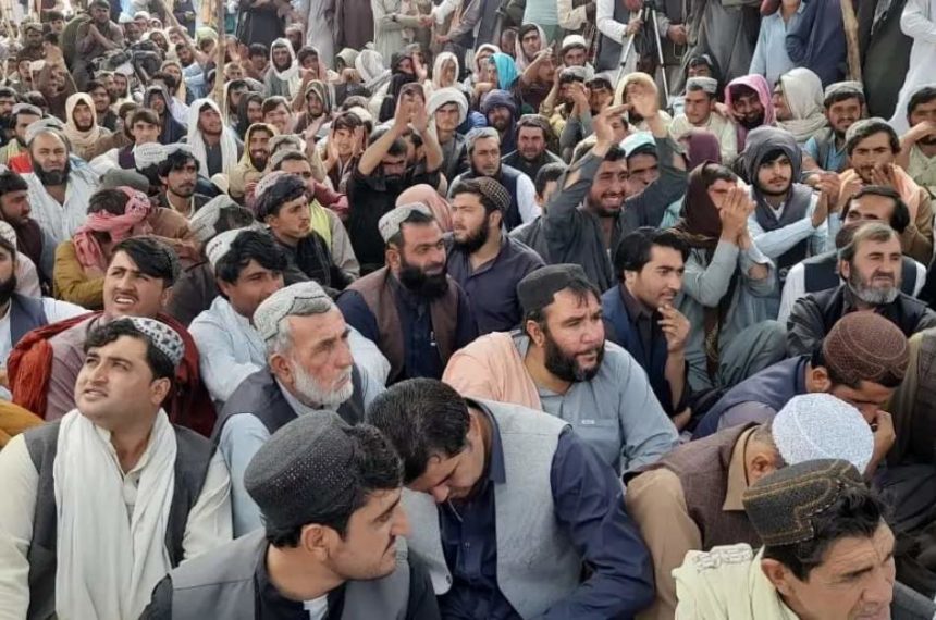 Pakistanis protest restrictions on Afghanistani refugees