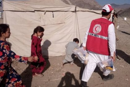 Afghanistani Red Crescent Distributes Food to Asylum Seekers Expelled from Pakistan