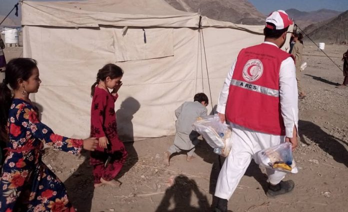 Afghanistani Red Crescent Distributes Food to Asylum Seekers Expelled from Pakistan